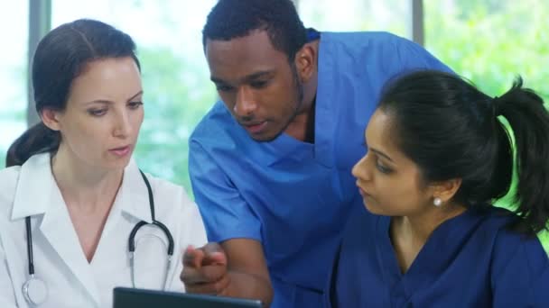 Equipo médico mirando la tableta del ordenador — Vídeos de Stock