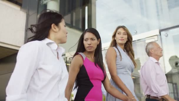 Женская команда выходит из офисного здания — стоковое видео