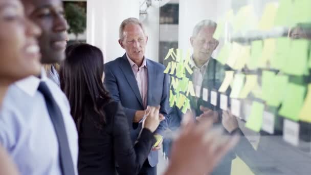 Equipe de negócios brainstorming para ideias — Vídeo de Stock