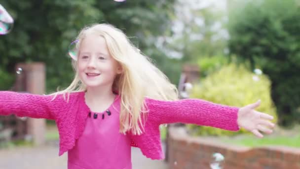 Girl playing with bubbles — Stock Video