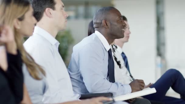 Bedrijfsgroep, luisteren naar de spreker — Stockvideo