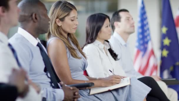 Grupo empresarial que escucha al ponente — Vídeos de Stock