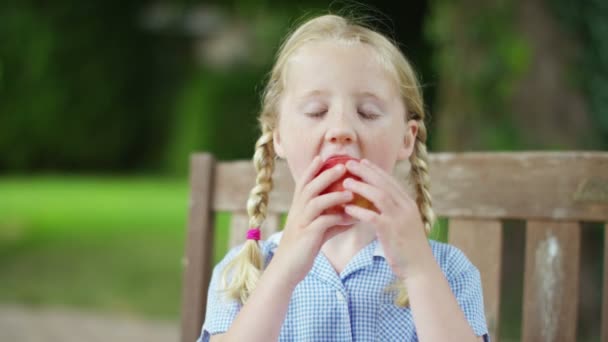 Menina comer uma maçã — Vídeo de Stock