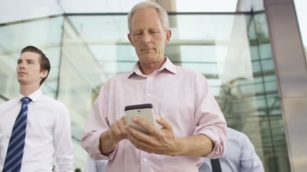 Business group walking outside office — Stock Video