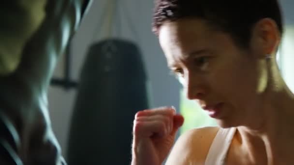 Boxer képzés lyukasztó zsák — Stock videók