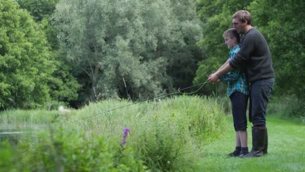 Uomo e ragazzo pesca al lago — Video Stock