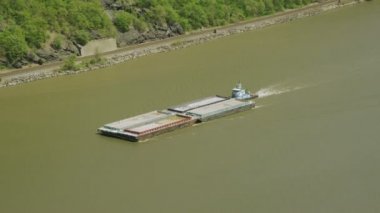 Hudson Nehri üzerinde tekne römorkör