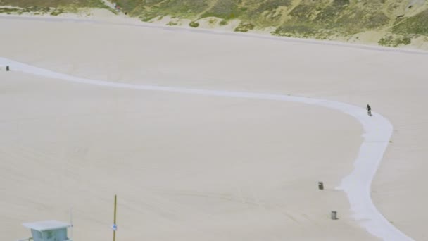 Вид на велосипедиста на пляжі — стокове відео