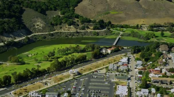 Turismos en California road — Vídeo de stock