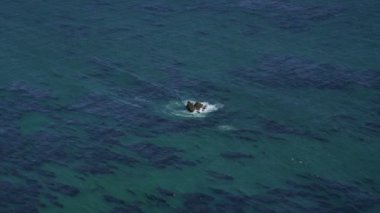 Deniz üzerine acele havadan görünümü