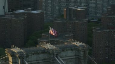 Brooklyn Köprüsü'nün havadan görünümü 