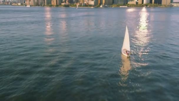 Vrtulník létání nad yacht — Stock video