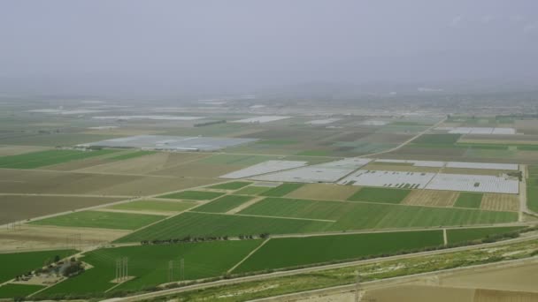 Felder mit verschiedenen Arten der Landwirtschaft — Stockvideo