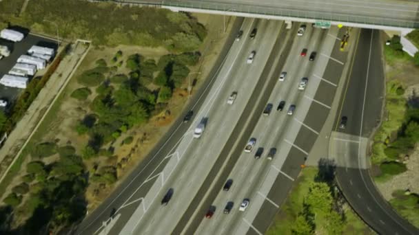 Auta jedoucí na Kalifornské silniční — Stock video