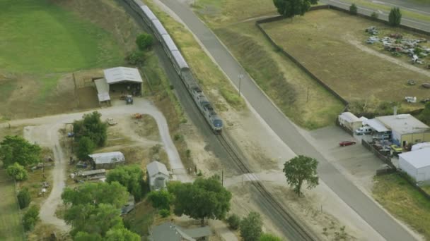 Bilar som kör på California road — Stockvideo