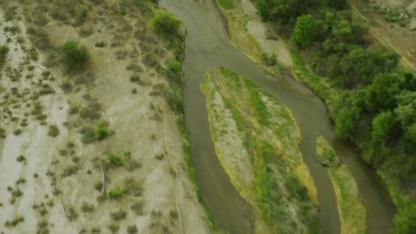 Снимок реки на ферме — стоковое видео