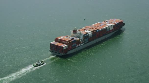 Containerschip in op zee in de omgeving van San Francisco — Stockvideo