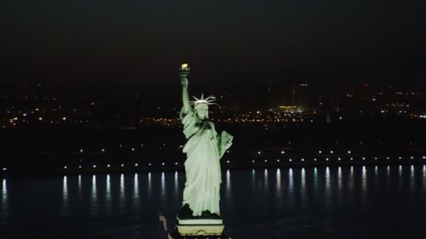 Freiheitsstatue in der Nacht — Stockvideo