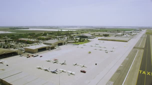 Vista aerea dell'aeroporto californiano — Video Stock