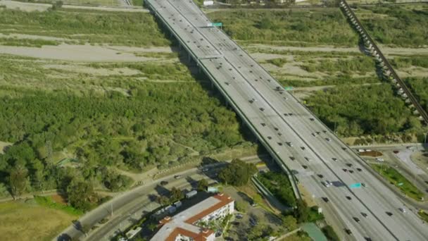  voitures conduisant sur la route Californie 