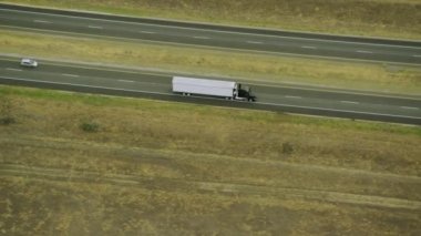  California yolda araba otomobiller