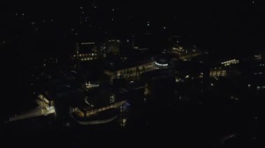 Gece şehrin havadan görünümü