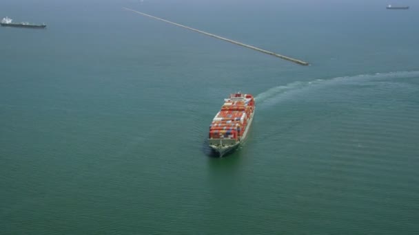 Πλοία μεταφοράς εμπορευματοκιβωτίων στη θάλασσα κοντά στο Σαν Φρανσίσκο — Αρχείο Βίντεο
