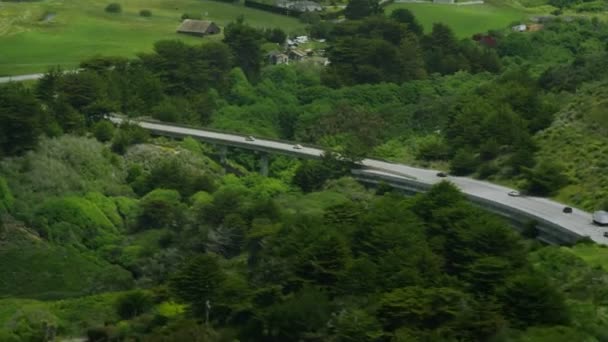 Carros dirigindo na estrada Califórnia — Vídeo de Stock