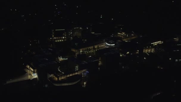 Вид с воздуха на ночной город — стоковое видео