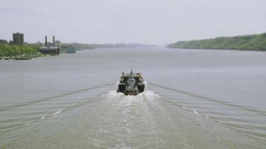 Hudson Nehri üzerinde konteyner gemisi 