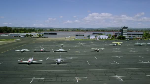 Вид с воздуха на аэропорт — стоковое видео