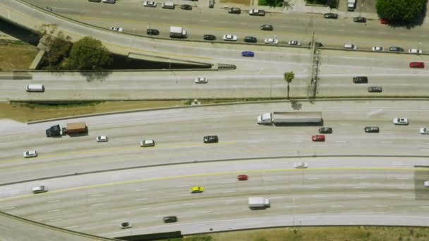 Auto's rijden op Californië weg — Stockvideo