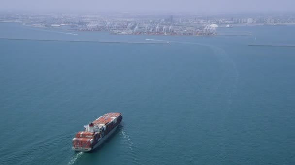 Containerfartyg i på havet nära San Francisco — Stockvideo