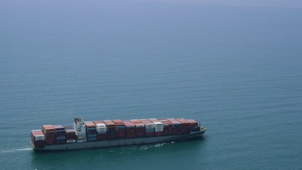 Containerschip in op zee in de omgeving van San Francisco — Stockvideo