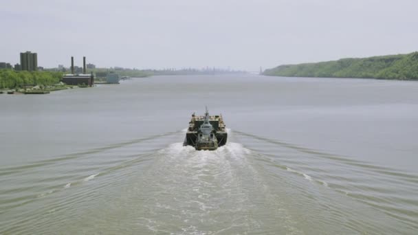 Containerschiff auf dem Hudson River — Stockvideo