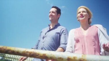 sahil kasabası görünümünde, çift dikkat et