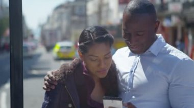 bir selfie fotoğraf makinesi telefon ile çekici çift