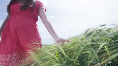 kadın unning eline otlar