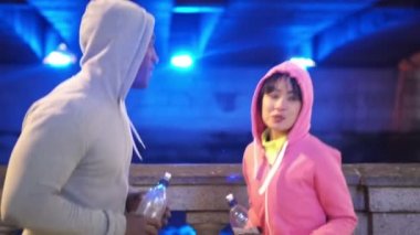  erkek ve kadın su mola