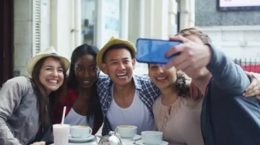 arkadaşlar açık kafe fotoğraf için poz