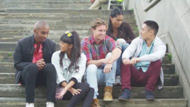 arkadaşlar birlikte şehirde takılmak