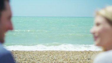 plajda çift öpücük