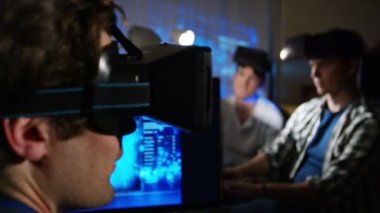 bilgisayar oyun oyuna dalmış