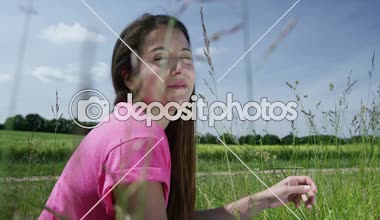  Kadın rahatlatıcı bir çayırda