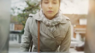 kadın alarak para--dan Atm makine