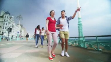 bir gün deniz kenarında harcama arkadaş