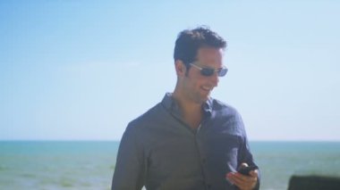  adam sahilde cep telefonunuzla
