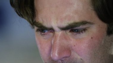 bir bilgisayar ekranına bakarak adam