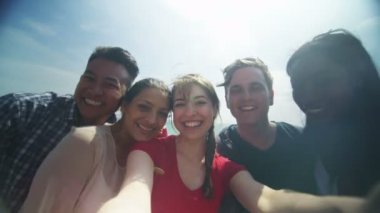  Bir selfie için poz arkadaşlar