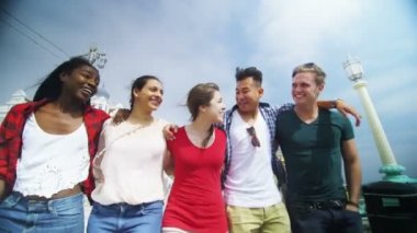 bir gün deniz kenarında harcama arkadaş